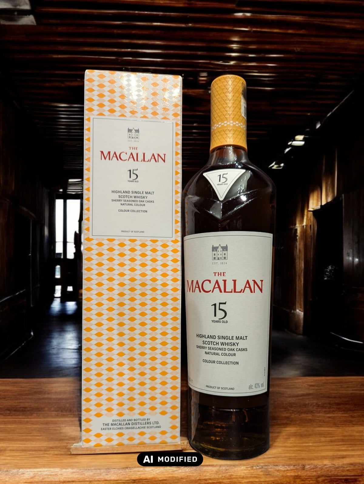 The Macallan 15 Years Old Colour Collection Flasche mit edlem Design und charaktervollem, gereiftem Whisky in hochwertiger Geschenkverpackung.