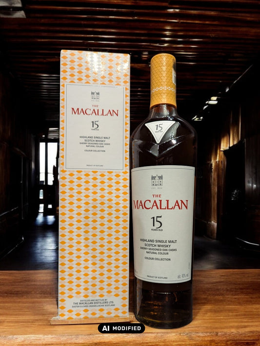 The Macallan 15 Years Old Colour Collection Flasche mit edlem Design und charaktervollem, gereiftem Whisky in hochwertiger Geschenkverpackung.