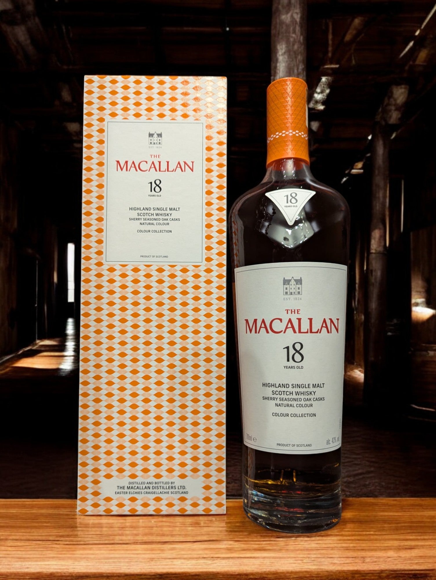 The Macallan 18 Years Old – Colour Collection Flasche mit edlem Design und reichhaltigem, komplexem Geschmack, der die Tradition des schottischen Whiskys verkörpert.