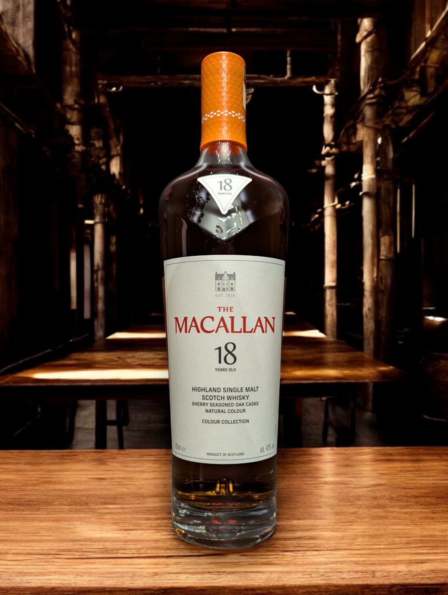 The Macallan 18 Years Old – Colour Collection Flasche mit edlem Design und reichhaltigem, komplexem Geschmack, der die Tradition des schottischen Whiskys verkörpert.