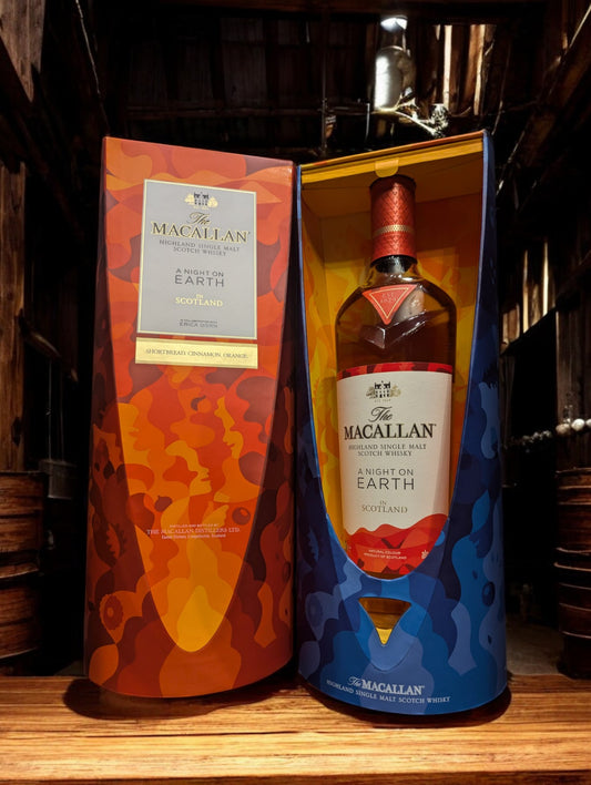 The Macallan A Night on Earth in Scotland 2022 – edle Whiskyflasche mit festlichem Design, inspiriert von der schottischen Landschaft und der Weihnachtszeit.