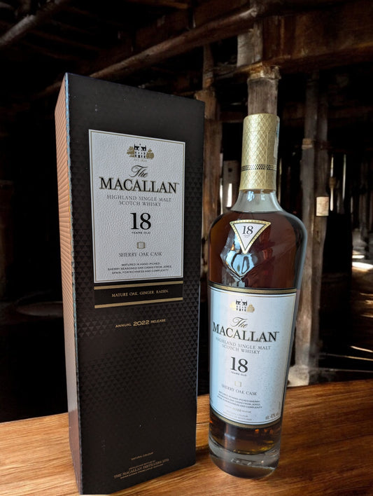 The Macallan Sherry Oak 18 Years Old Flasche mit edlem Design und reichem, sherrygeprägtem Charakter, ein exklusiver Single Malt Whisky aus Schottland.