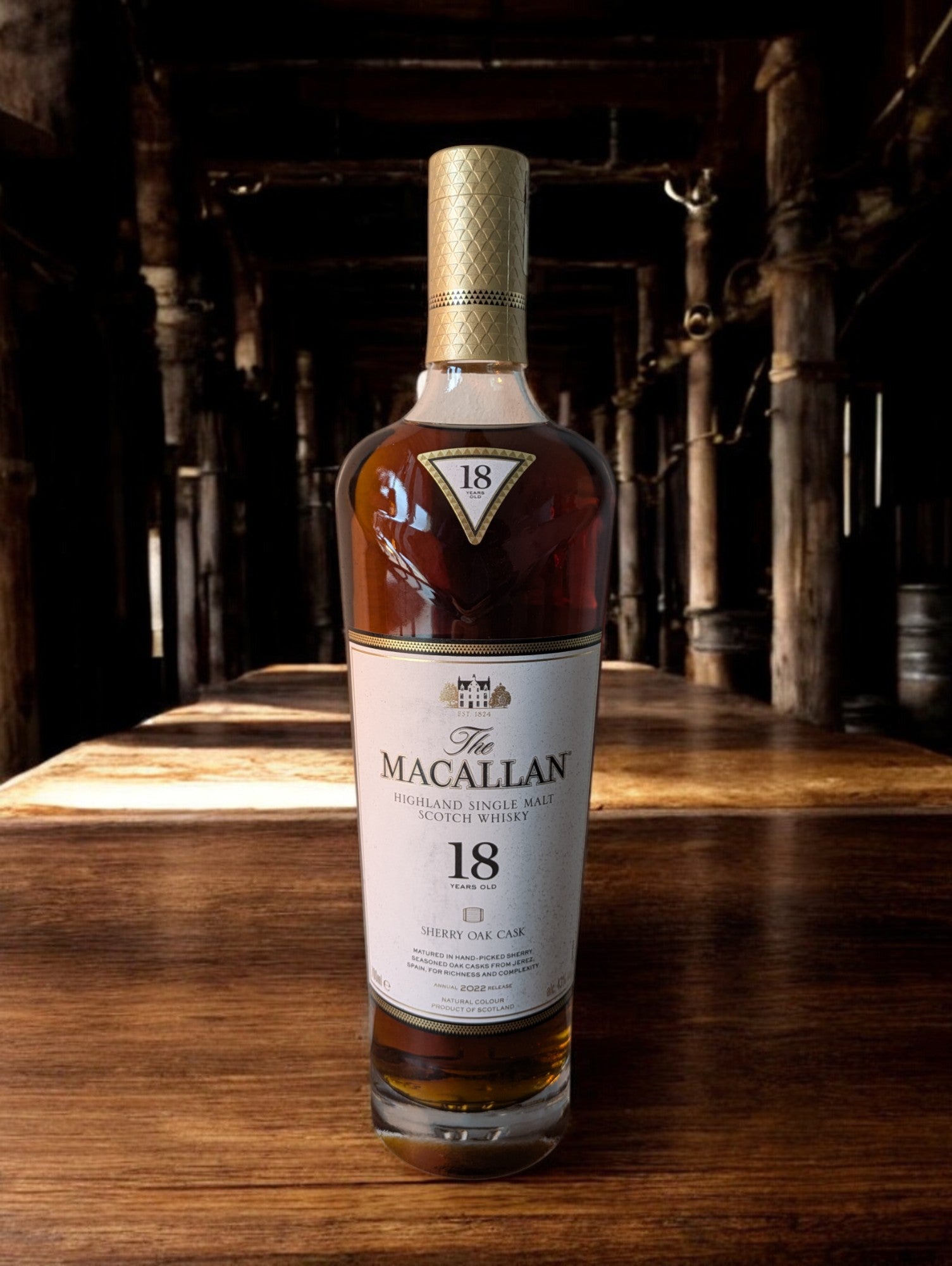 The Macallan Sherry Oak 18 Years Old Flasche mit edlem Design und reichem, sherrygeprägtem Charakter, ein exklusiver Single Malt Whisky aus Schottland.