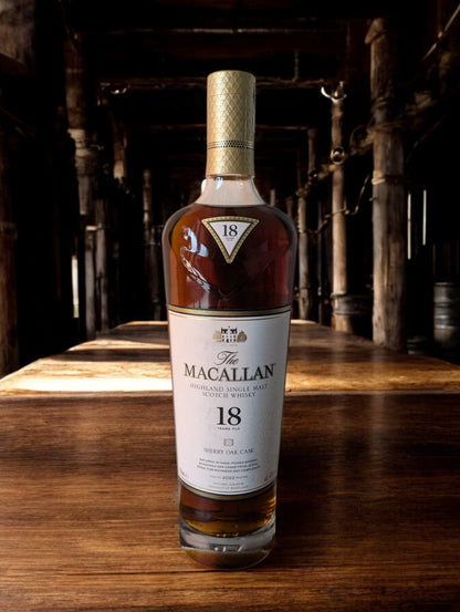 The Macallan Sherry Oak 18 Years Old Flasche mit edlem Design und reichem, sherrygeprägtem Charakter, ein exklusiver Single Malt Whisky aus Schottland.
