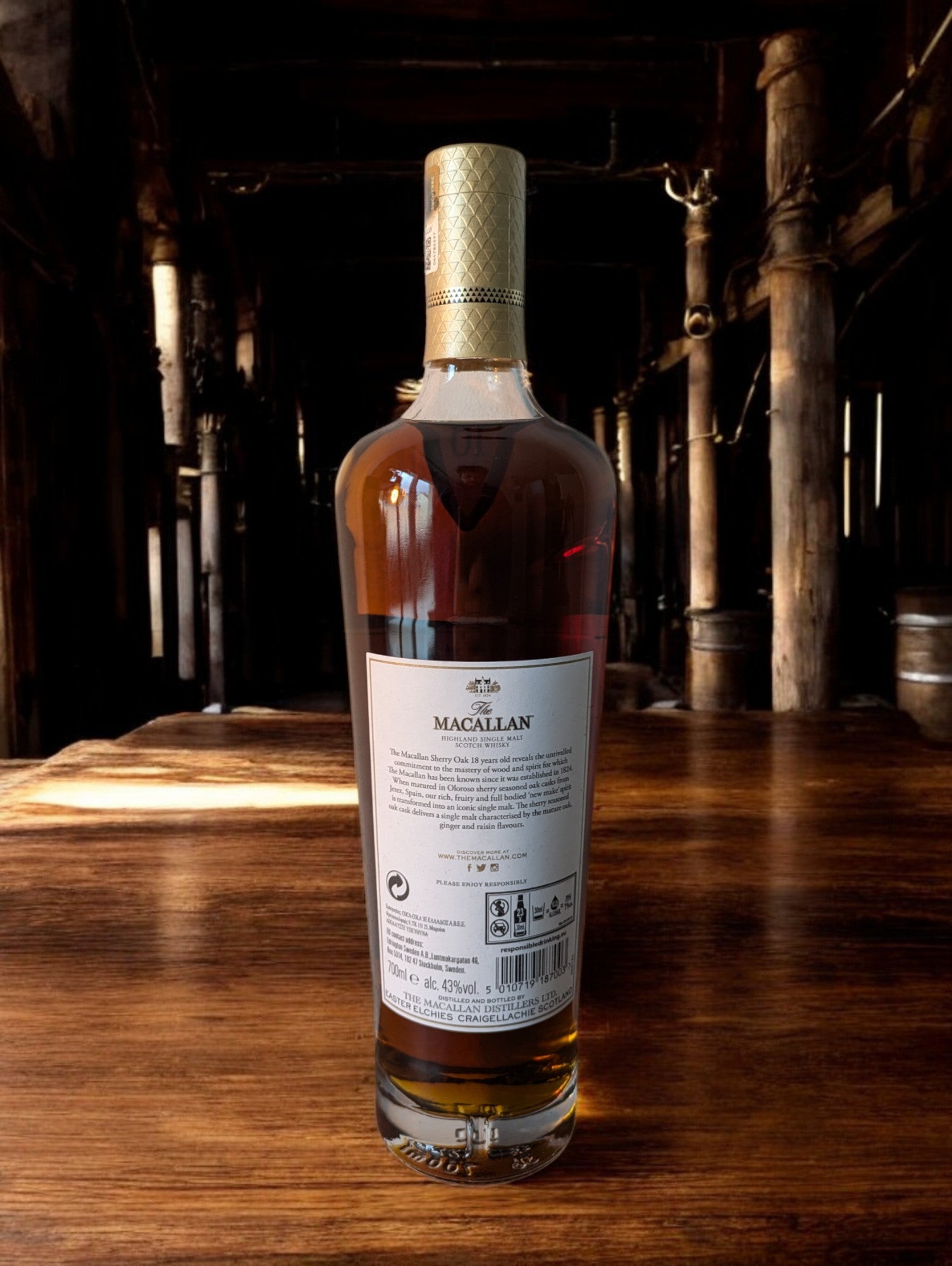 The Macallan Sherry Oak 18 Years Old Flasche mit edlem Design und reichem, sherrygeprägtem Charakter, ein exklusiver Single Malt Whisky aus Schottland.