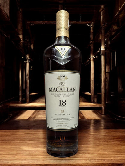 The Macallan Sherry Oak 18 Years Old Flasche mit edlem Design und reichem, sherrygeprägtem Charakter, ein exklusiver Single Malt Whisky aus Schottland.