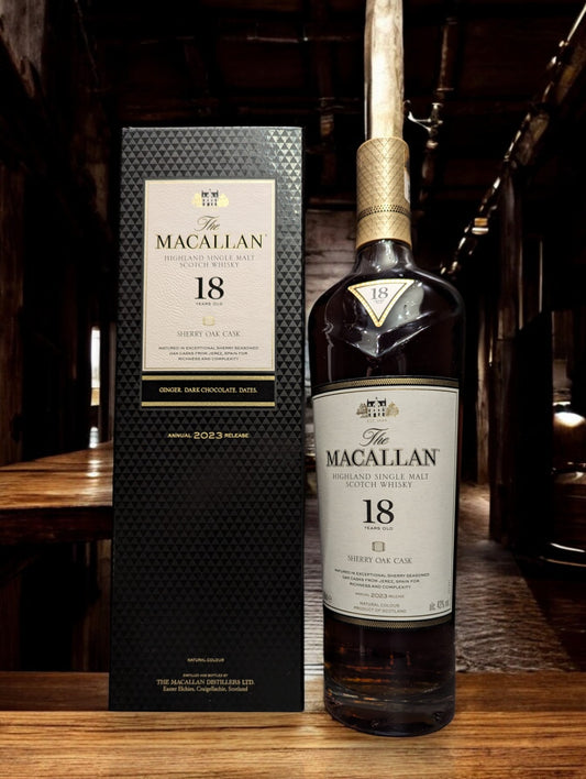 The Macallan Sherry Oak 18 Years Old Flasche mit edlem Design und reichem, sherrygeprägtem Charakter, ein exklusiver Single Malt Whisky aus Schottland.