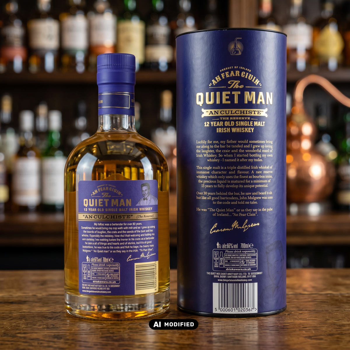 Whiskyquartier The Quiet Man 12 Jahre An Culchiste Irish Single Malt Whiskey Flasche mit blauer Geschenkverpackung