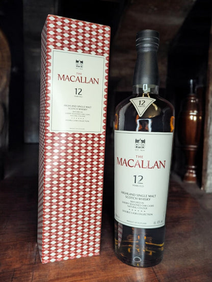 Flasche Macallan 12 Years Old Double Cask Single Malt Whisky vor dunklem Hintergrund, mit warmem, goldbraunem Farbton des Whiskys und elegantem Etikett, das die Reifung in amerikanischen und europäischen Eichenfässern hervorhebt.