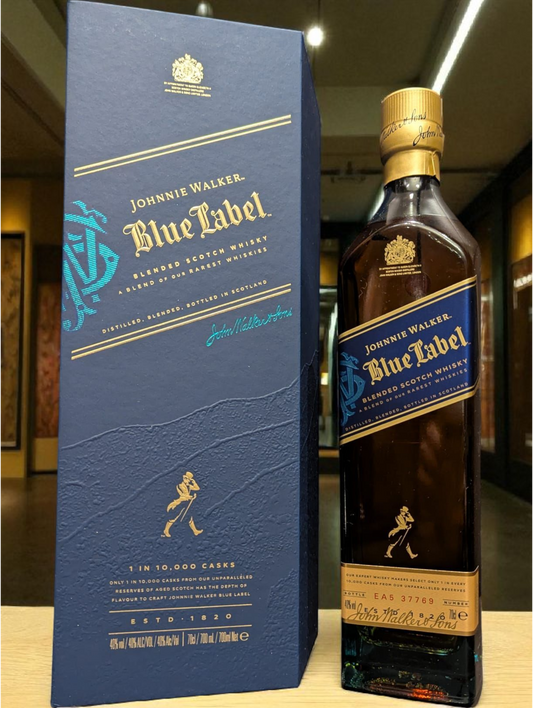 Johnnie Walker Blue Label Whisky vor dunklem Hintergrund