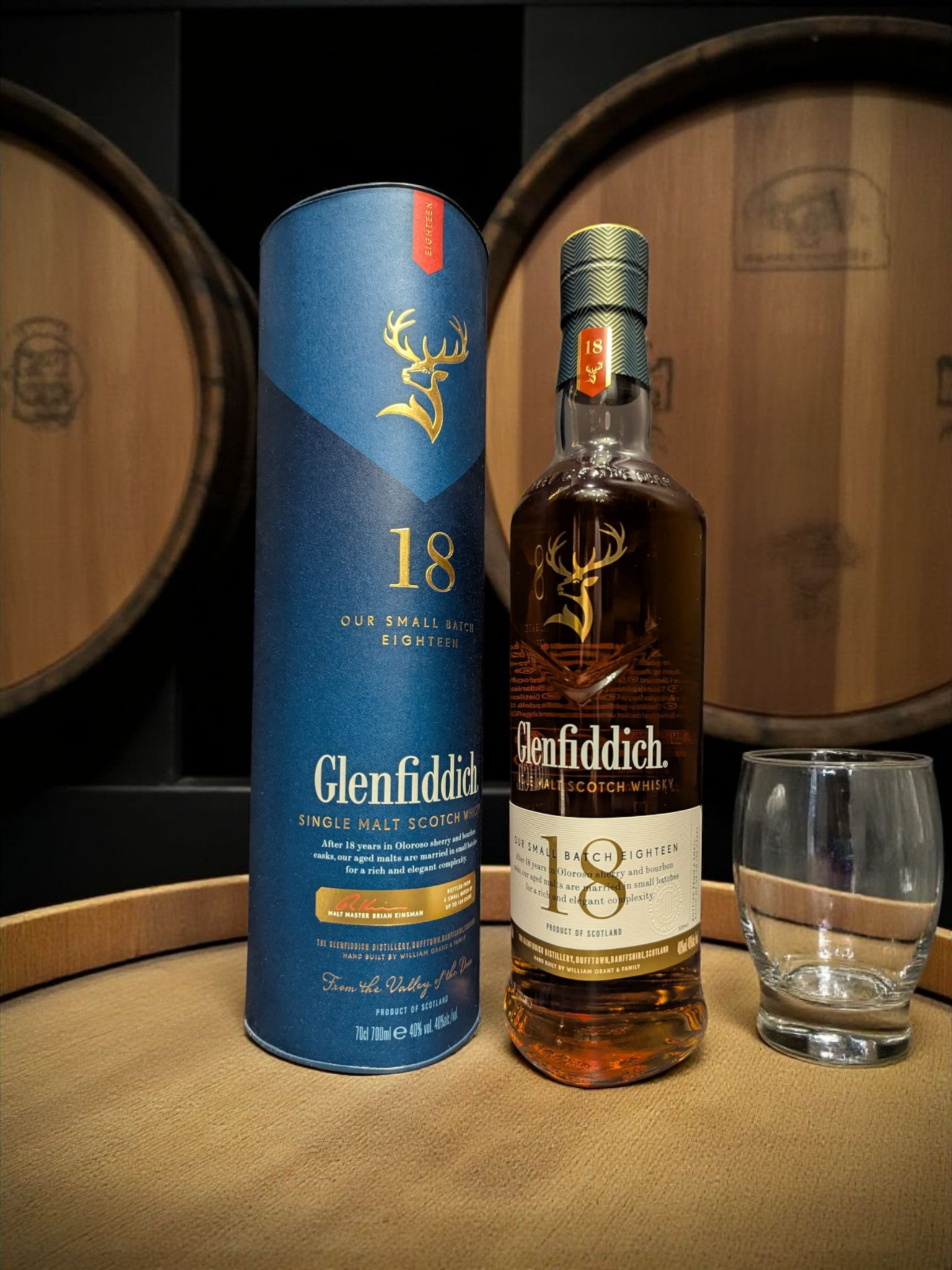 Glenfiddich 18 WhiskyAuf altem abgerocktem Holzfass mit dunklem distille Hintergrund 