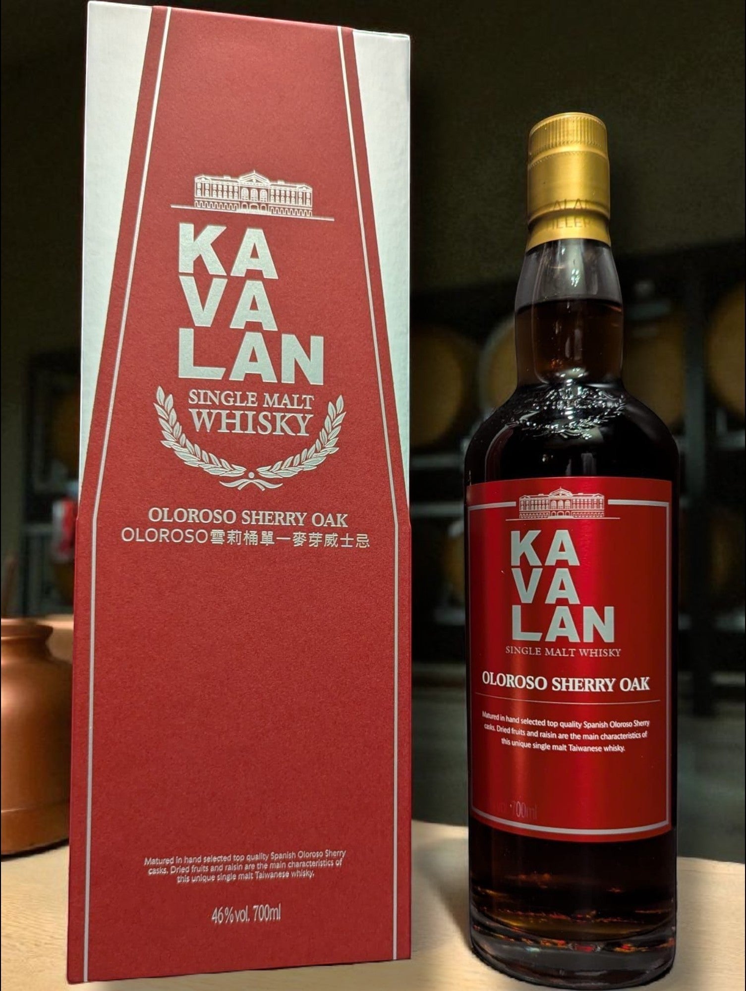 Kavalan Whisky vor dunklem Hintergrund
