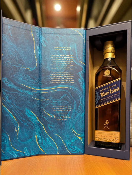 Johnnie Walker Blue Label Whisky vor dunklem Hintergrund