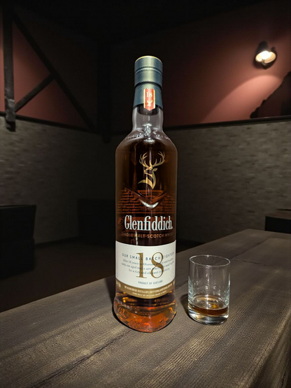 Glenfiddich 18 Whisky Auf altem abgerocktem Holzfass mit dunklem distille Hintergrund 