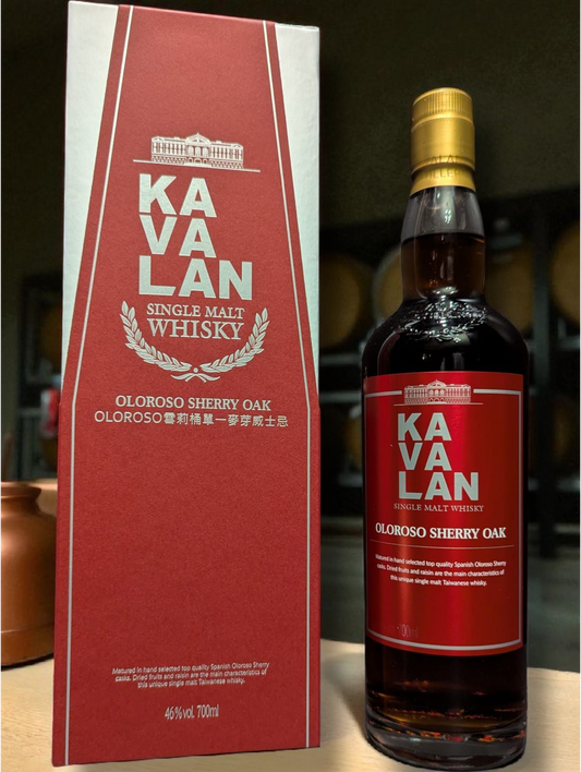 Kavalan Whisky vor dunklem Hintergrund 