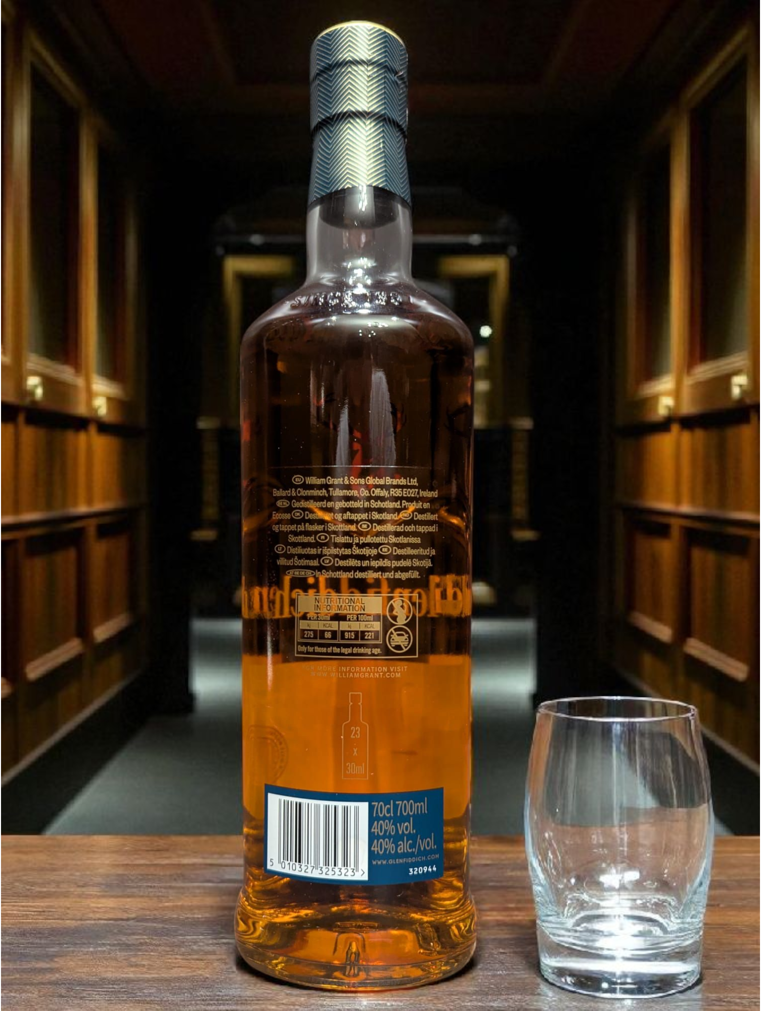 Glenfiddich 18 Whisky Auf altem abgerocktem Holzfass mit dunklem distille Hintergrund 