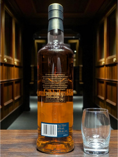 Glenfiddich 18 Whisky Auf altem abgerocktem Holzfass mit dunklem distille Hintergrund 