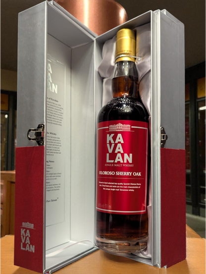 Kavalan Whisky vor dunklem Hintergrund
