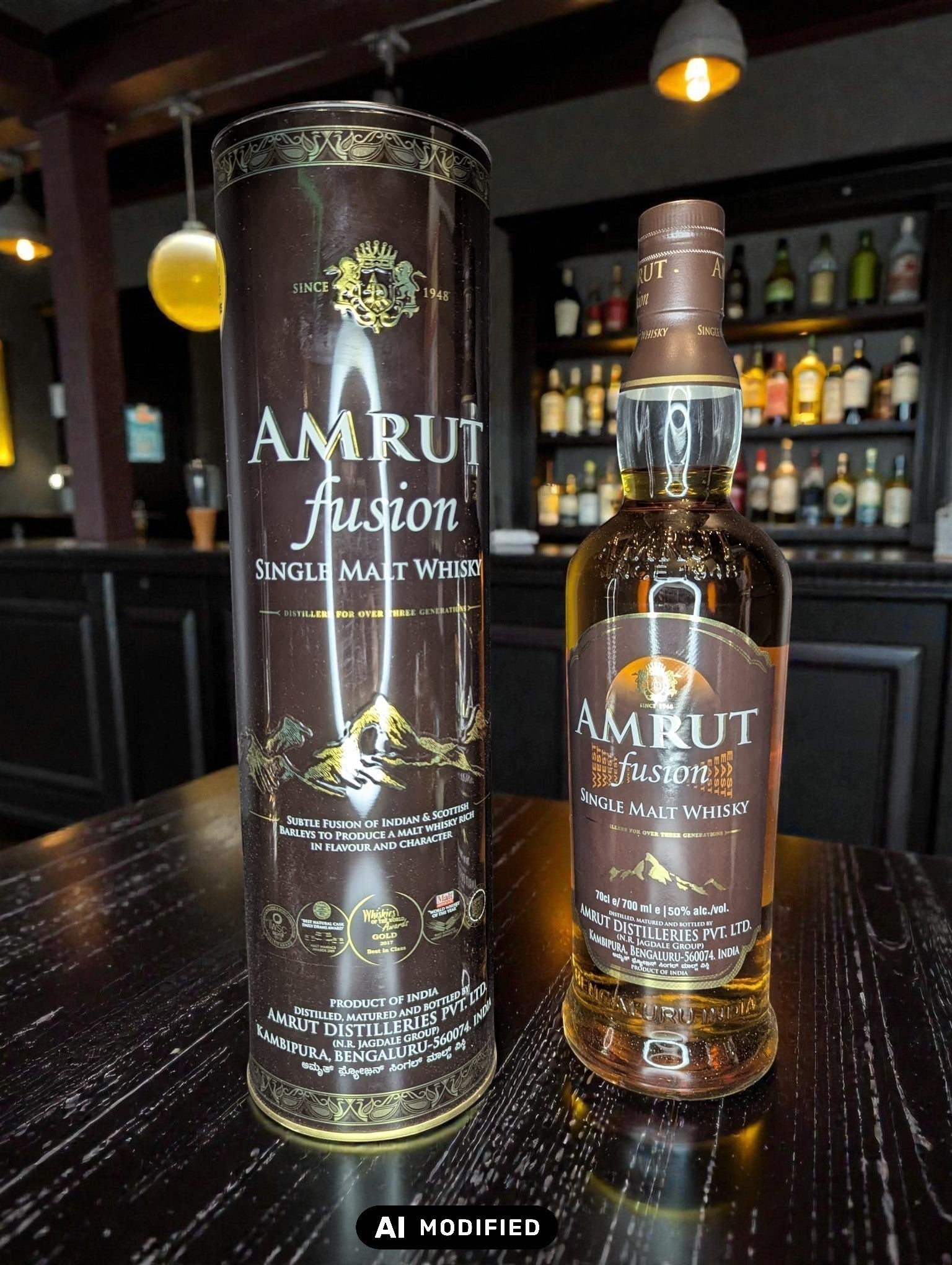 Whiskyquartier Amrut Fusion Single Malt Whisky 0.7L mit kräftigem Bernstein und goldenen Reflexen, Aroma von tropischen Früchten, Malz, Eiche und Torfrauch.