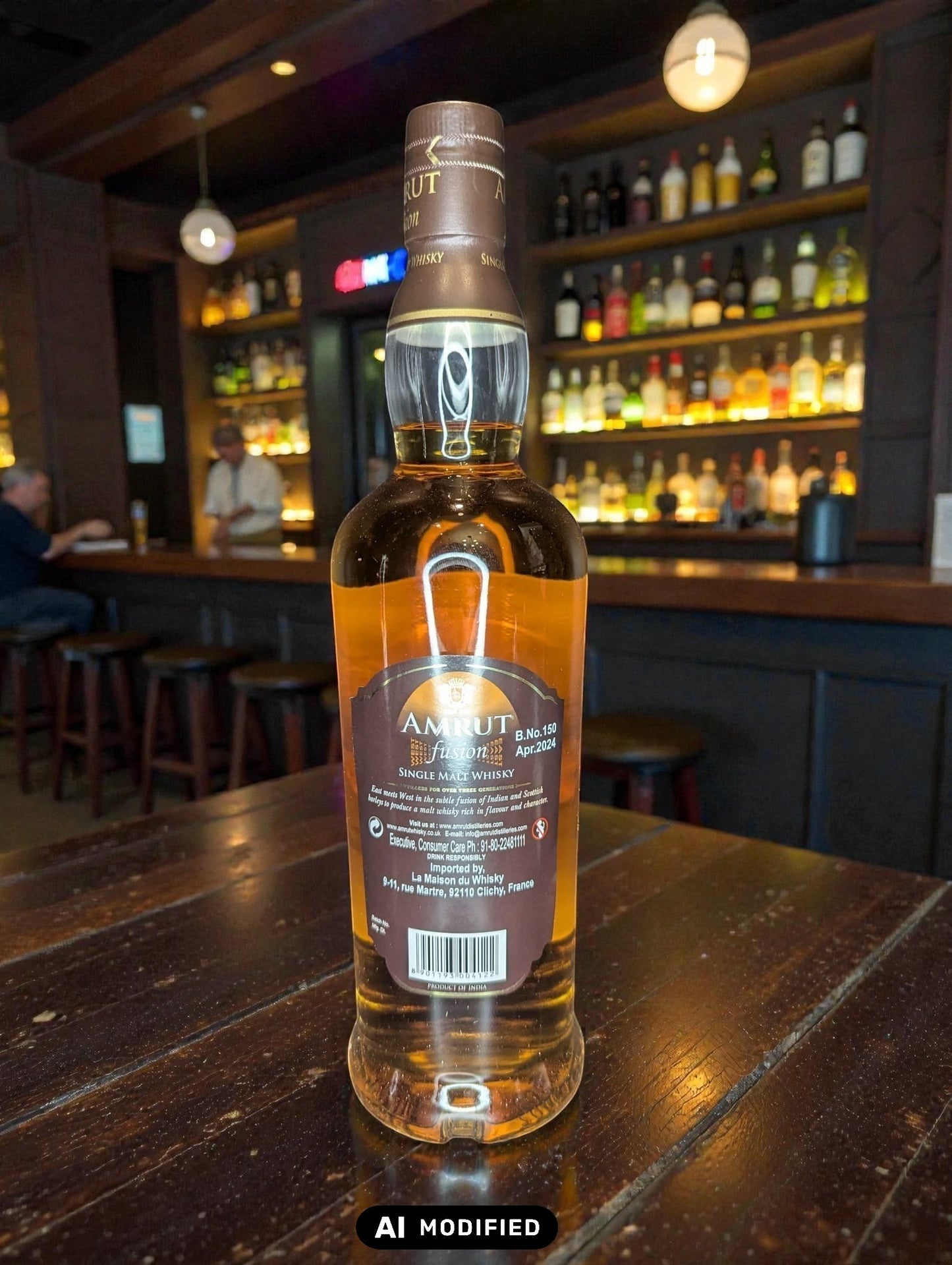Whiskyquartier Amrut Fusion Single Malt Whisky, 0.7L, bernsteinfarben, mit Noten von tropischen Früchten, Malz und Rauch.