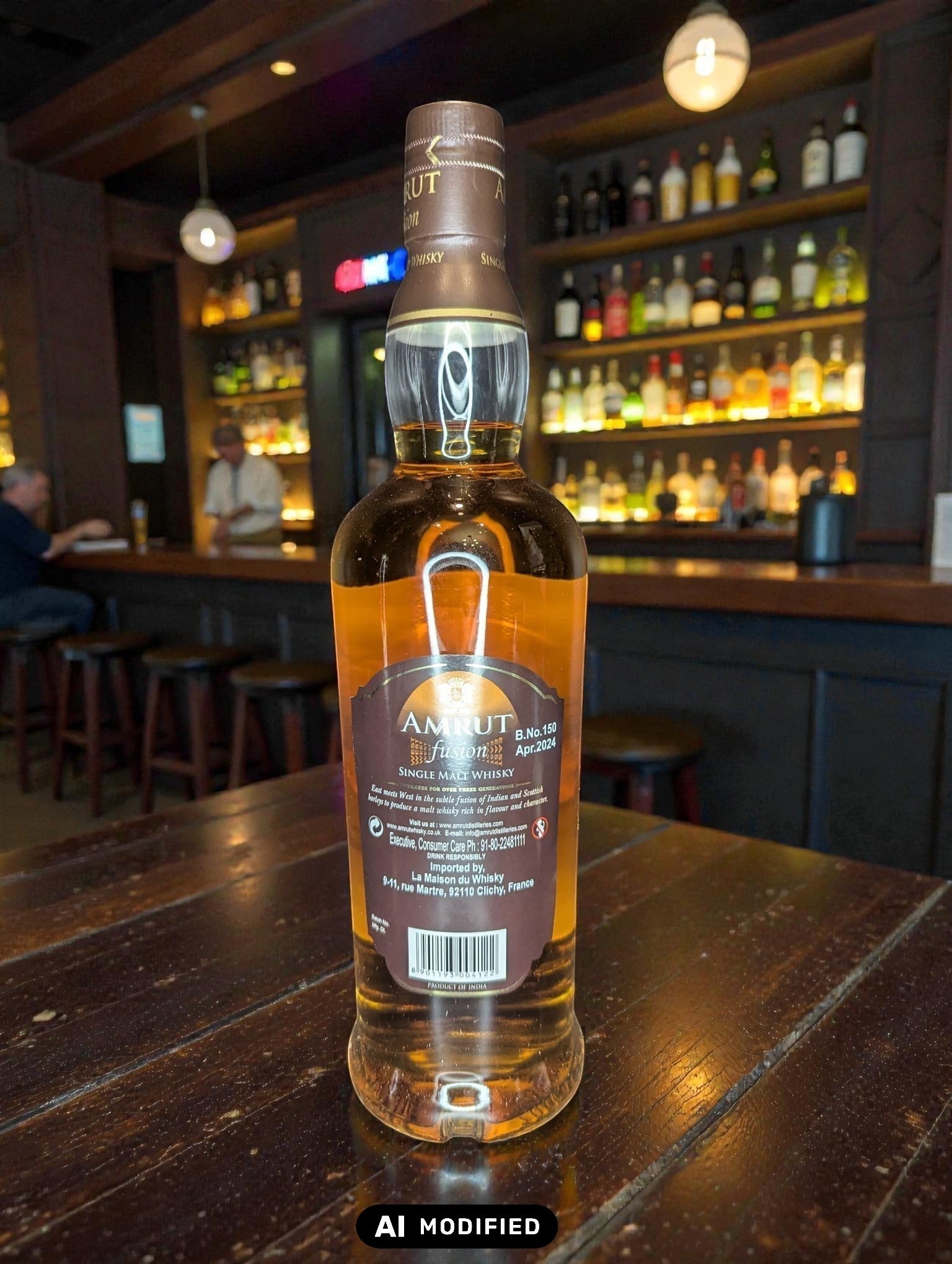 Whiskyquartier Amrut Fusion Single Malt Whisky, 0.7L, bernsteinfarben, mit Noten von tropischen Früchten, Malz und Rauch.