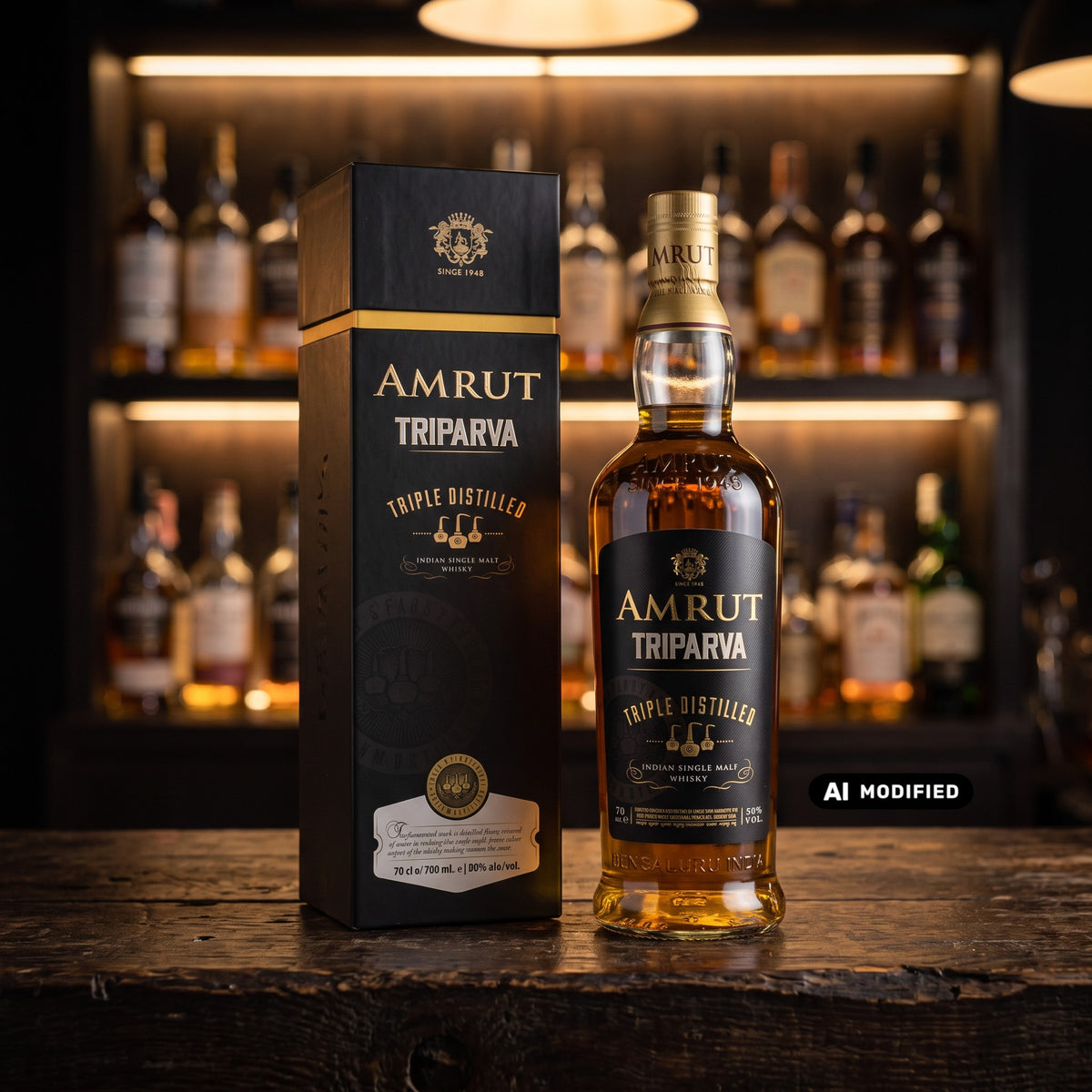 Whiskyquartier Amrut Triparva Triple Distilled Single Malt Whisky in Geschenkverpackung auf einem Holztisch