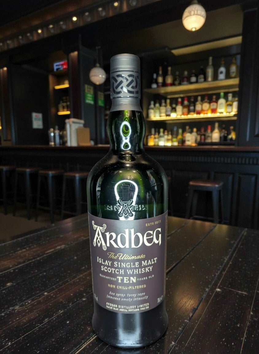Ardbeg Ten 10 Jahre Islay Single Malt Scotch Whisky in dunkler Flasche mit braunem Etikett, 0,7L