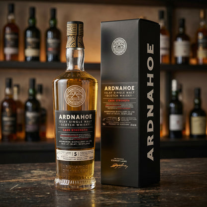 Whiskyquartier Ardnahoe 5 Jahre Cask Strength Batch 2 Islay Single Malt Whisky Flasche mit schwarzer Geschenkverpackung