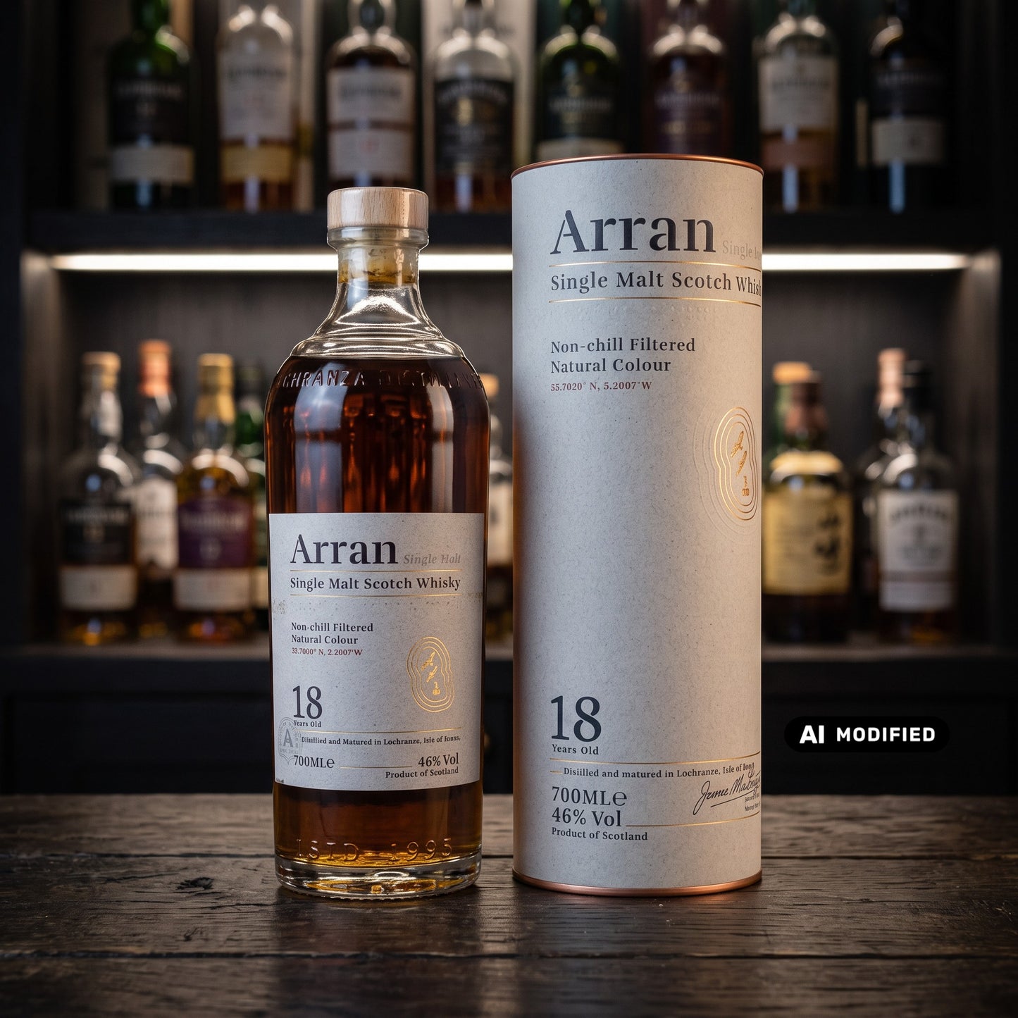 Whiskyquartier Arran 18 Jahre Single Malt Whisky in Flasche und Geschenkdose vor einem beleuchteten Regal