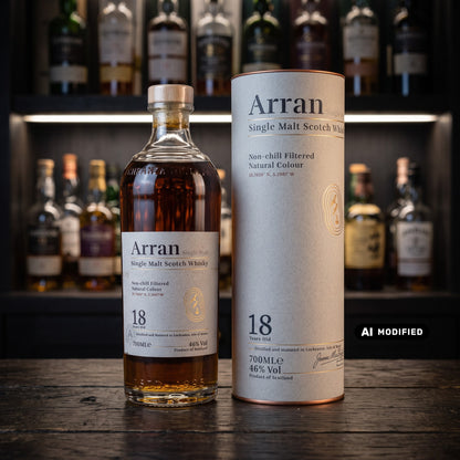 Whiskyquartier Arran 18 Jahre Single Malt Whisky in Flasche und Geschenkdose vor einem beleuchteten Regal