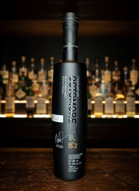 Whiskyquartier Bruichladdich Octomore 15.2 Islay Single Malt Scotch Whisky, 108.2 PPM, 0.7L, in schwarzer Flasche.