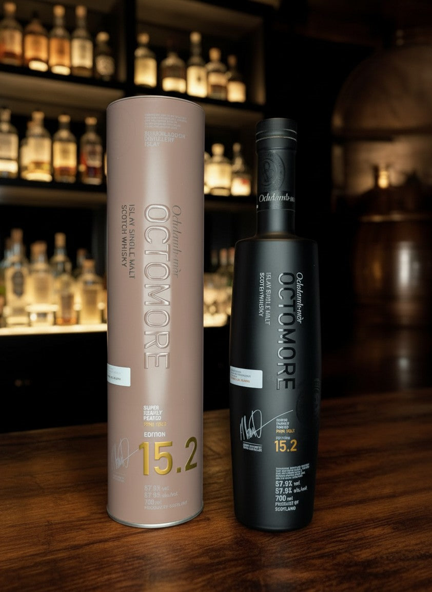 Whiskyquartier Bruichladdich Octomore 15.2 Islay Single Malt Scotch Whisky, 108.2 PPM, 0.7L, in schwarzer Flasche und brauner Röhre.