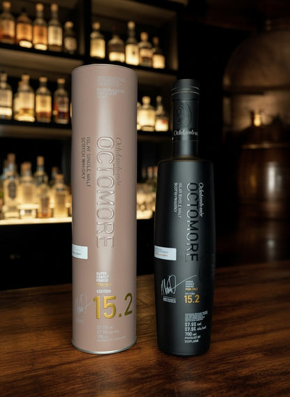 Whiskyquartier Bruichladdich Octomore 15.2 Islay Single Malt Scotch Whisky, 108.2 PPM, 0.7L, in schwarzer Flasche und brauner Röhre.