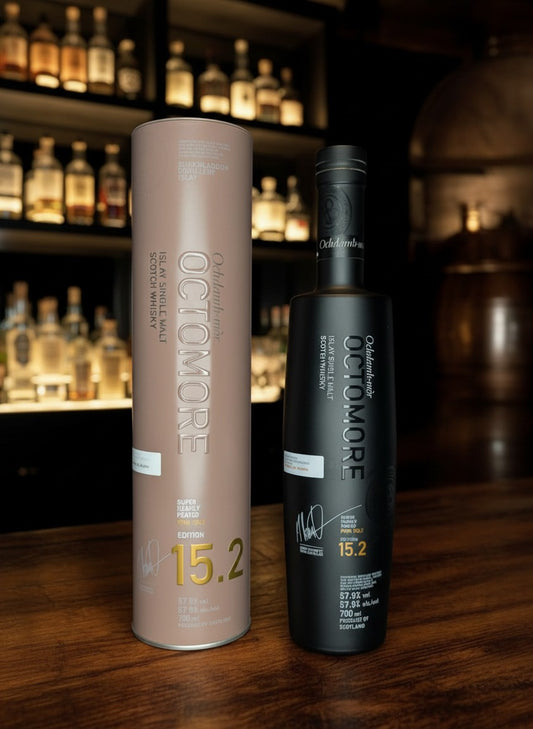 Whiskyquartier Bruichladdich Octomore 15.2 Islay Single Malt Scotch Whisky, 108.2 PPM, 0.7L, in schwarzer Flasche und brauner Röhre.