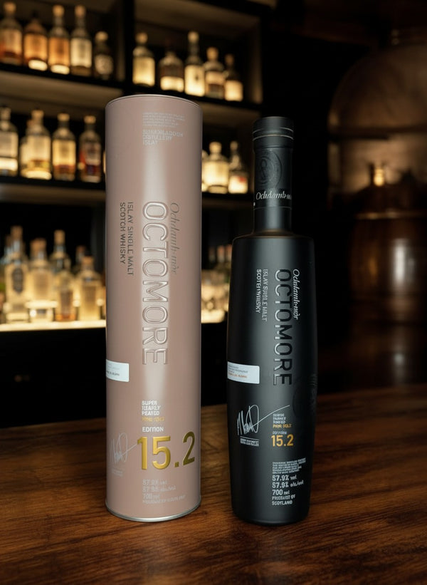 Whiskyquartier Bruichladdich Octomore 15.2 Islay Single Malt Scotch Whisky, 108.2 PPM, 0.7L, in schwarzer Flasche und brauner Röhre.