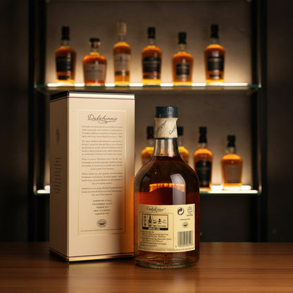 Whiskyquartier Dalwhinnie 15 Jahre Highland Single Malt Scotch Whisky in Glasflasche mit Karton. Bernstein-farbene Flüssigkeit, 0,7L.