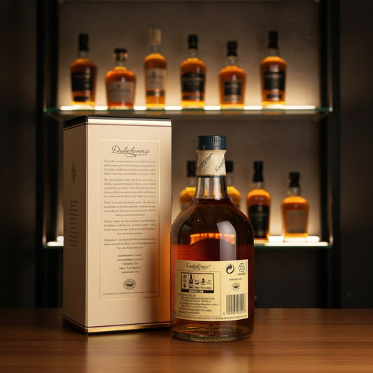 Whiskyquartier Dalwhinnie 15 Jahre Highland Single Malt Scotch Whisky in Glasflasche mit Karton. Bernstein-farbene Flüssigkeit, 0,7L.