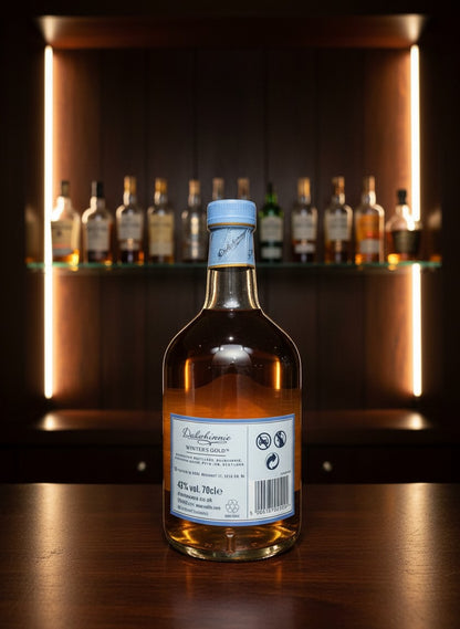 Dalwhinnie Winter's Gold Single Malt Scotch Whisky in einer 0,7L Flasche mit goldenem Inhalt und blauem Etikett.