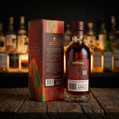 Whiskyquartier Dingle 11 Jahre Single Pot Still Irish Whiskey Flasche mit Geschenkverpackung auf rustikalem Holztisch