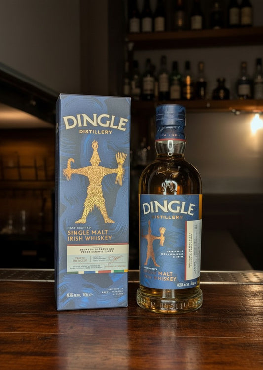 Whiskyquartier Dingle Single Malt Irish Whiskey 0,7L Flasche und Karton mit goldenem Mann-Motiv auf blauem Hintergrund.