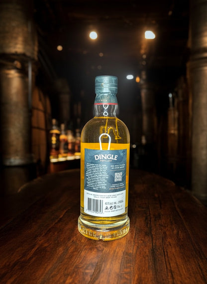 Dingle Single Pot Still Irish Whiskey 0.7L in einer Glasflasche mit grünem Etikett und silbernem Verschluss, auf einem Holztisch stehend.