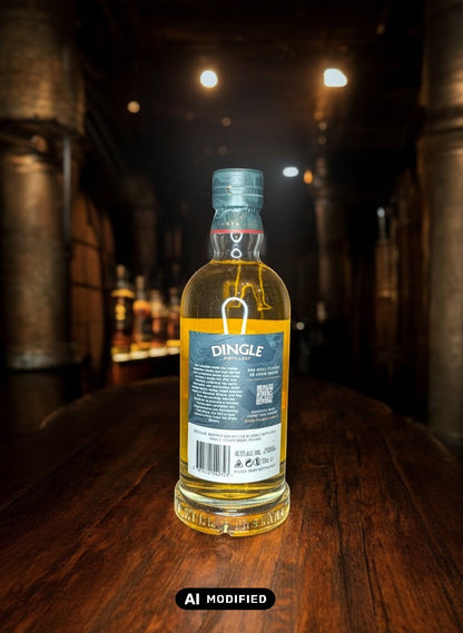 Dingle Single Pot Still Irish Whiskey 0.7L in einer Glasflasche mit grünem Etikett und silbernem Verschluss, auf einem Holztisch stehend.