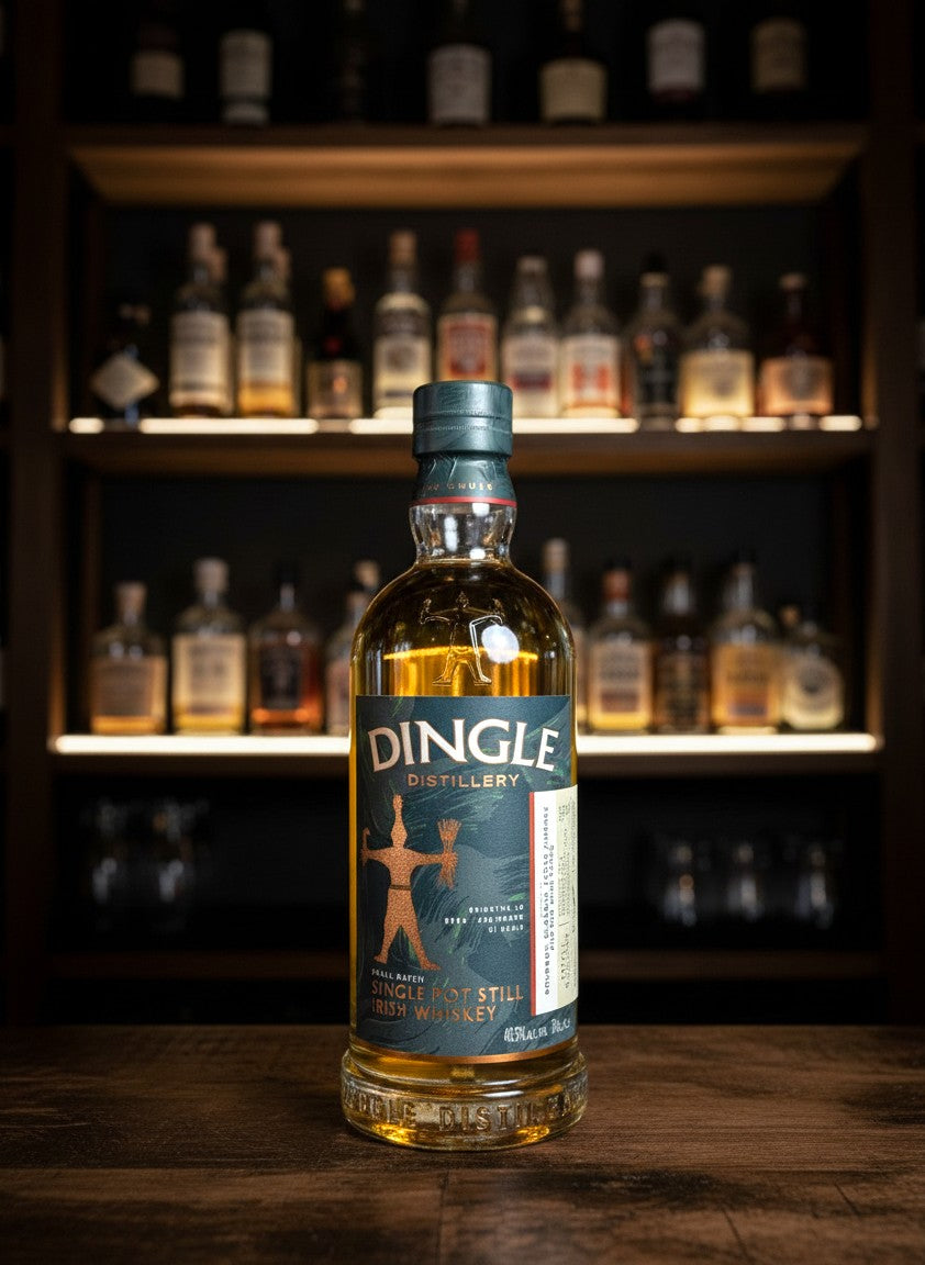 Whiskyquartier Dingle Single Pot Still Irish Whiskey 0,7L Flasche mit goldenem Etikett und irischem Motiv, auf Holztisch.