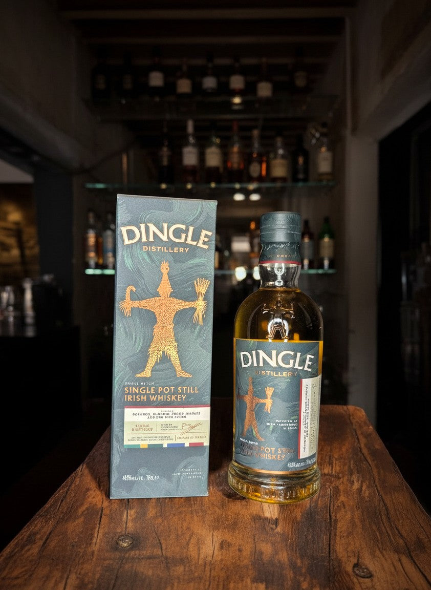 Dingle Single Pot Still Irish Whiskey 0.7L Flasche und Karton mit goldenem Mann-Symbol und Weizenähren. Dreifach destilliert.