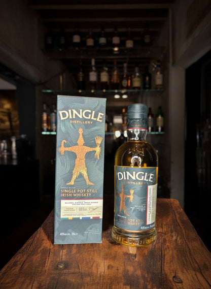 Dingle Single Pot Still Irish Whiskey 0.7L Flasche und Karton mit goldenem Mann-Symbol und Weizenähren. Dreifach destilliert.