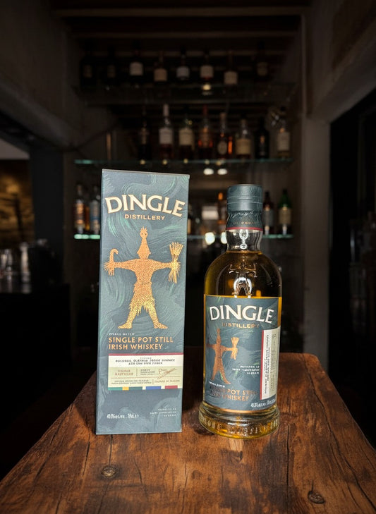 Dingle Single Pot Still Irish Whiskey 0.7L Flasche und Karton mit goldenem Mann-Symbol und Weizenähren. Dreifach destilliert.