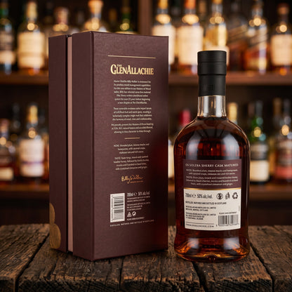 Whiskyquartier GlenAllachie 19 Jahre Ex-Solera Sherry Cask Whiskyflasche mit Geschenkverpackung auf Holztisch