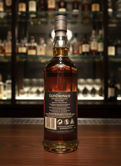 Whiskyquartier GlenDronach Traditionally Peated Single Malt Scotch Whisky, 0,7L Flasche mit bernsteinfarbener Flüssigkeit, Sherry-Fass gereift.