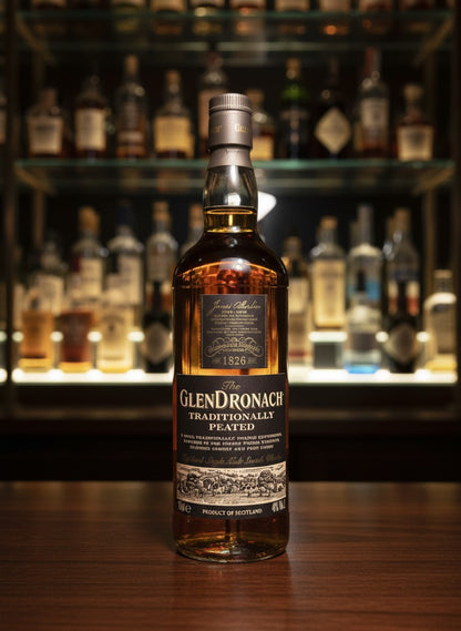 GlenDronach Traditionally Peated Single Malt Scotch Whisky 0.7L, gereift in Sherry-Fässern, mit rauchigen Noten.