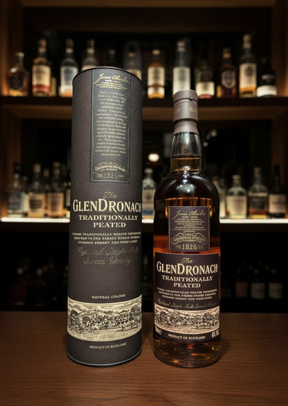 GlenDronach Traditionally Peated Single Malt Scotch Whisky 0.7L in einer dunklen Flasche mit passender Röhre, traditionell getorft, Sherry-Fass.